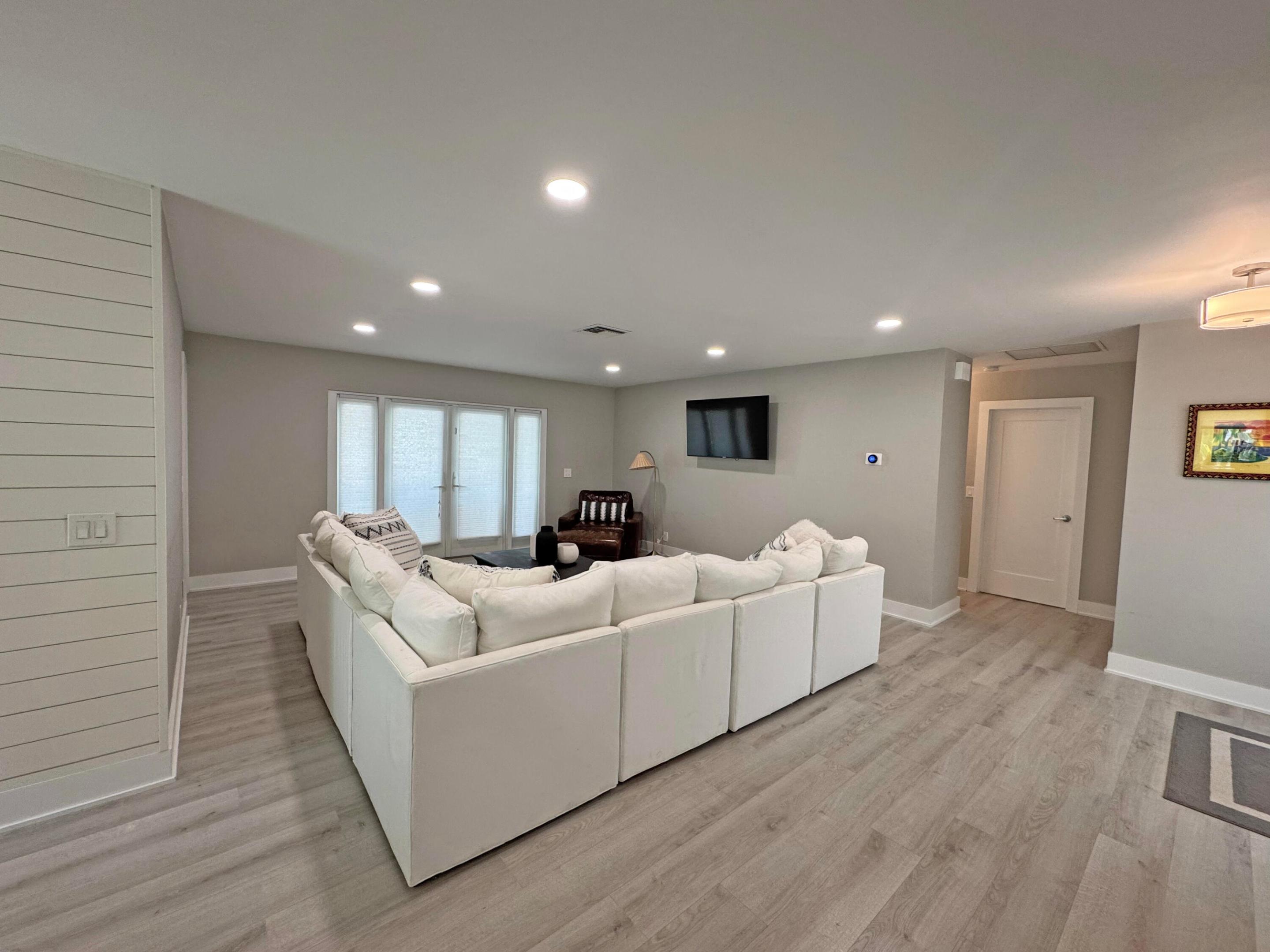 HYPOLUXO PARK - Residential Lease
