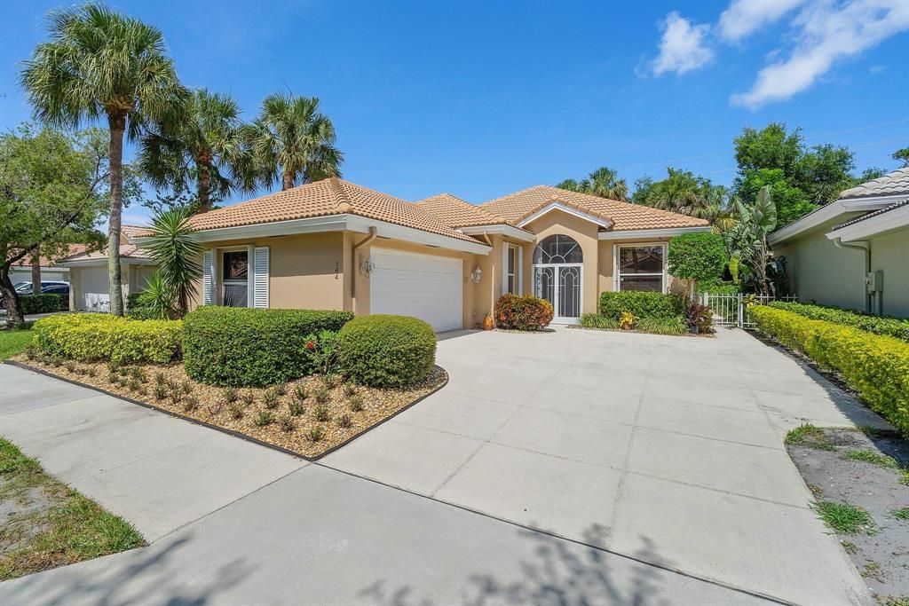 Photo of 164 E Hampton Way, Jupiter, FL 33458 (MLS # R10732214)