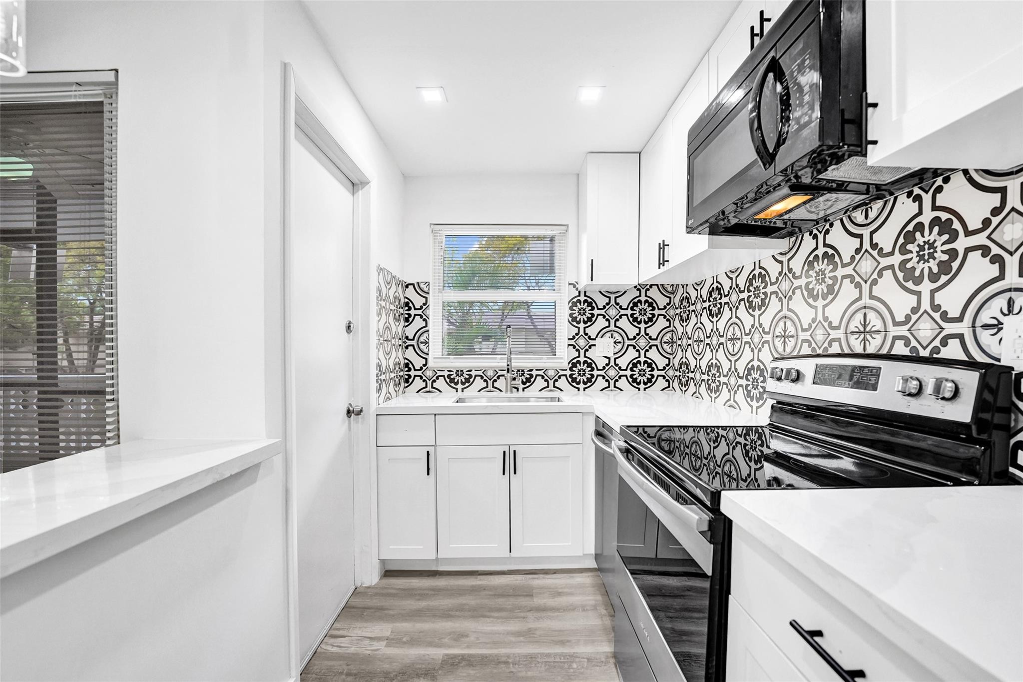 SANTA MONICA CONDOMINIUM - Residential