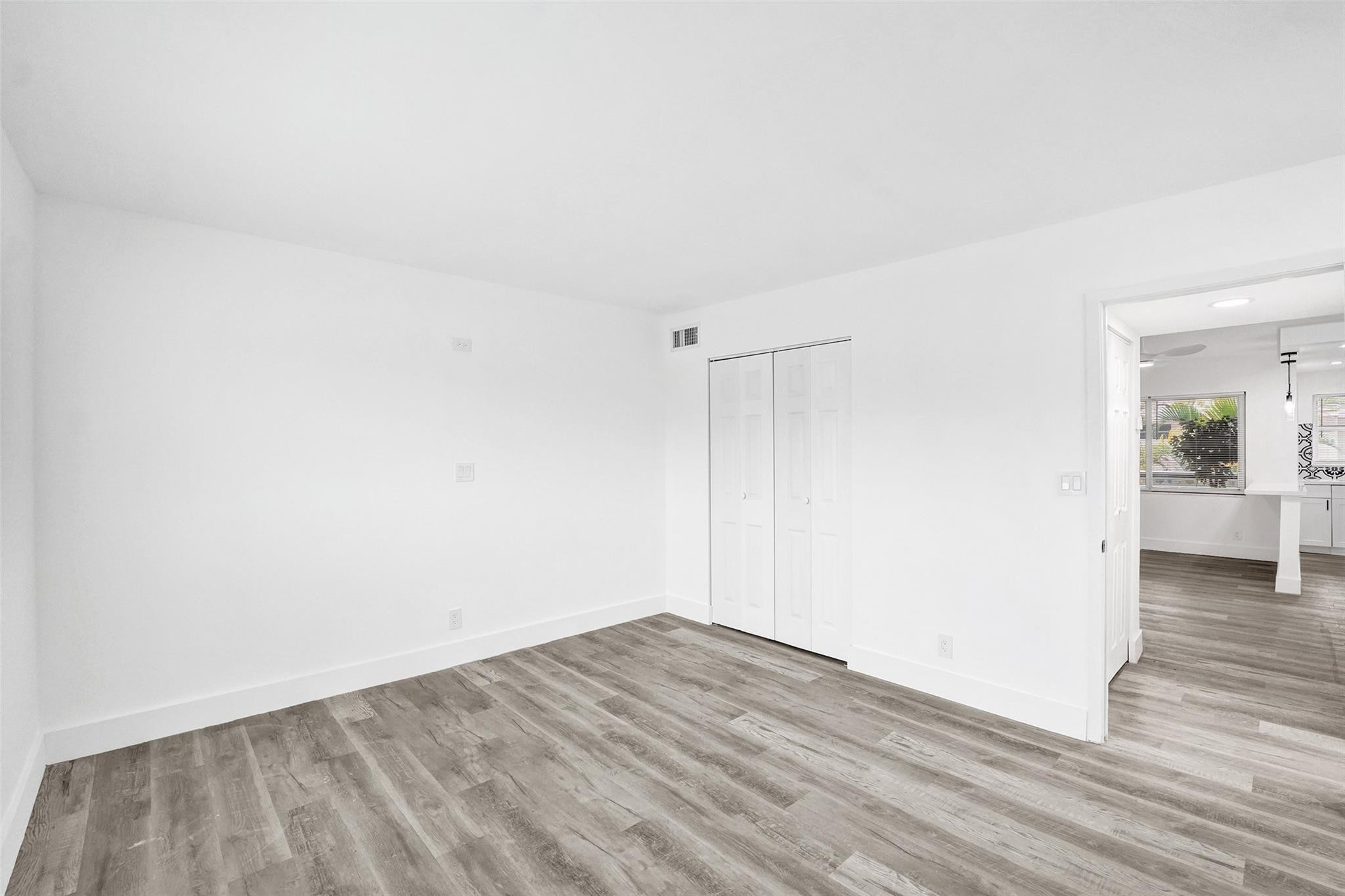 SANTA MONICA CONDOMINIUM - Residential