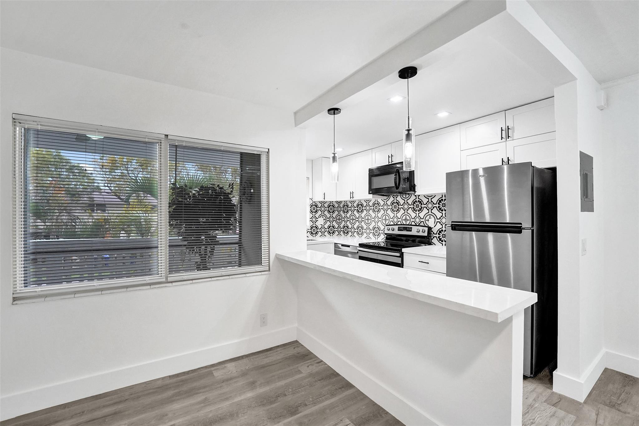 SANTA MONICA CONDOMINIUM - Residential