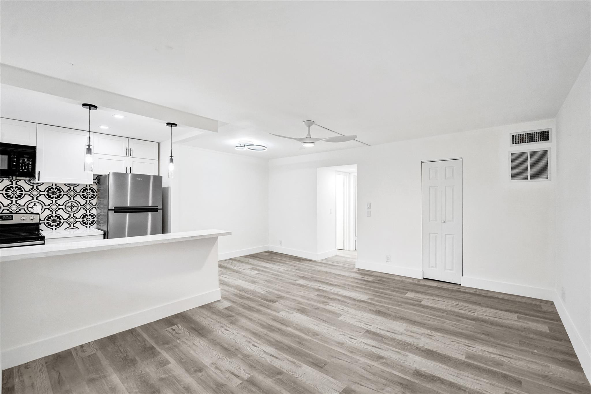 SANTA MONICA CONDOMINIUM - Residential