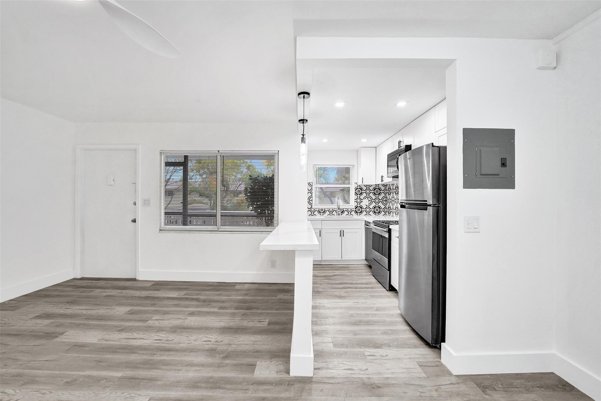 SANTA MONICA CONDOMINIUM - Residential