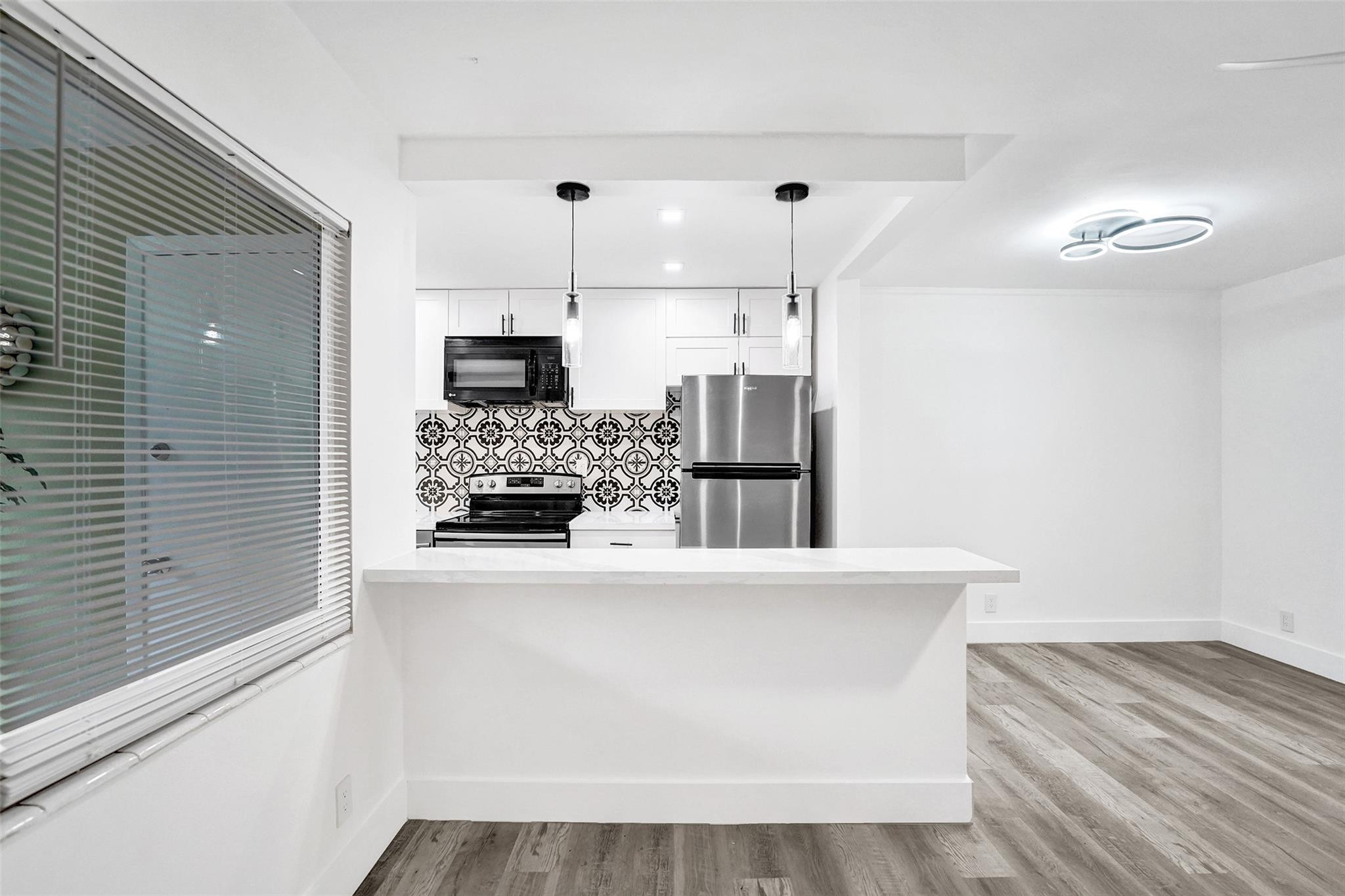 SANTA MONICA CONDOMINIUM - Residential