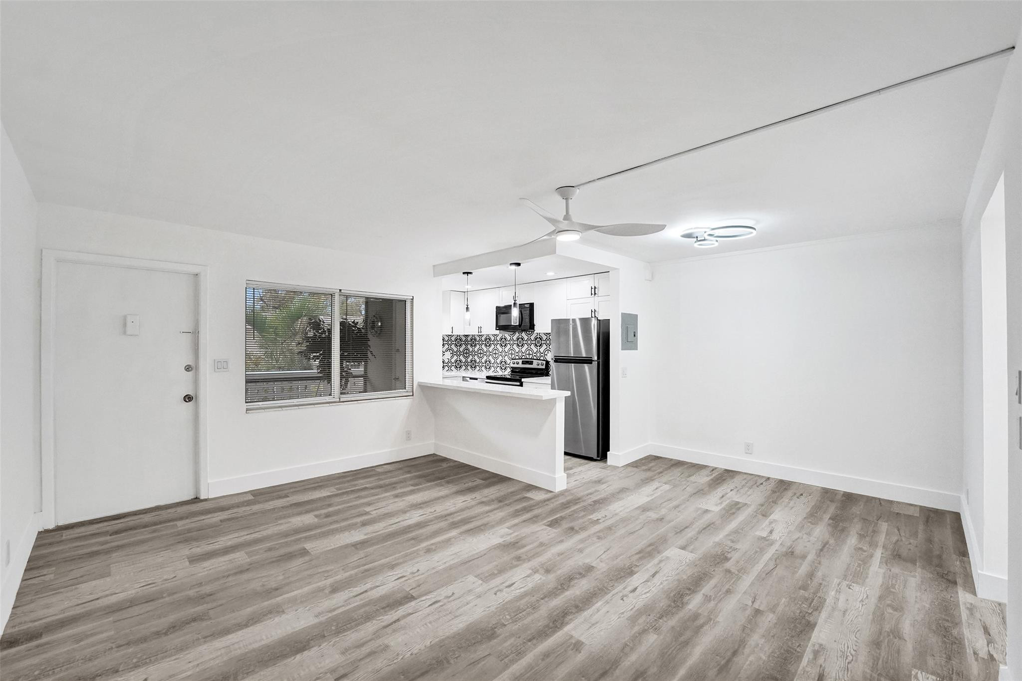 SANTA MONICA CONDOMINIUM - Residential