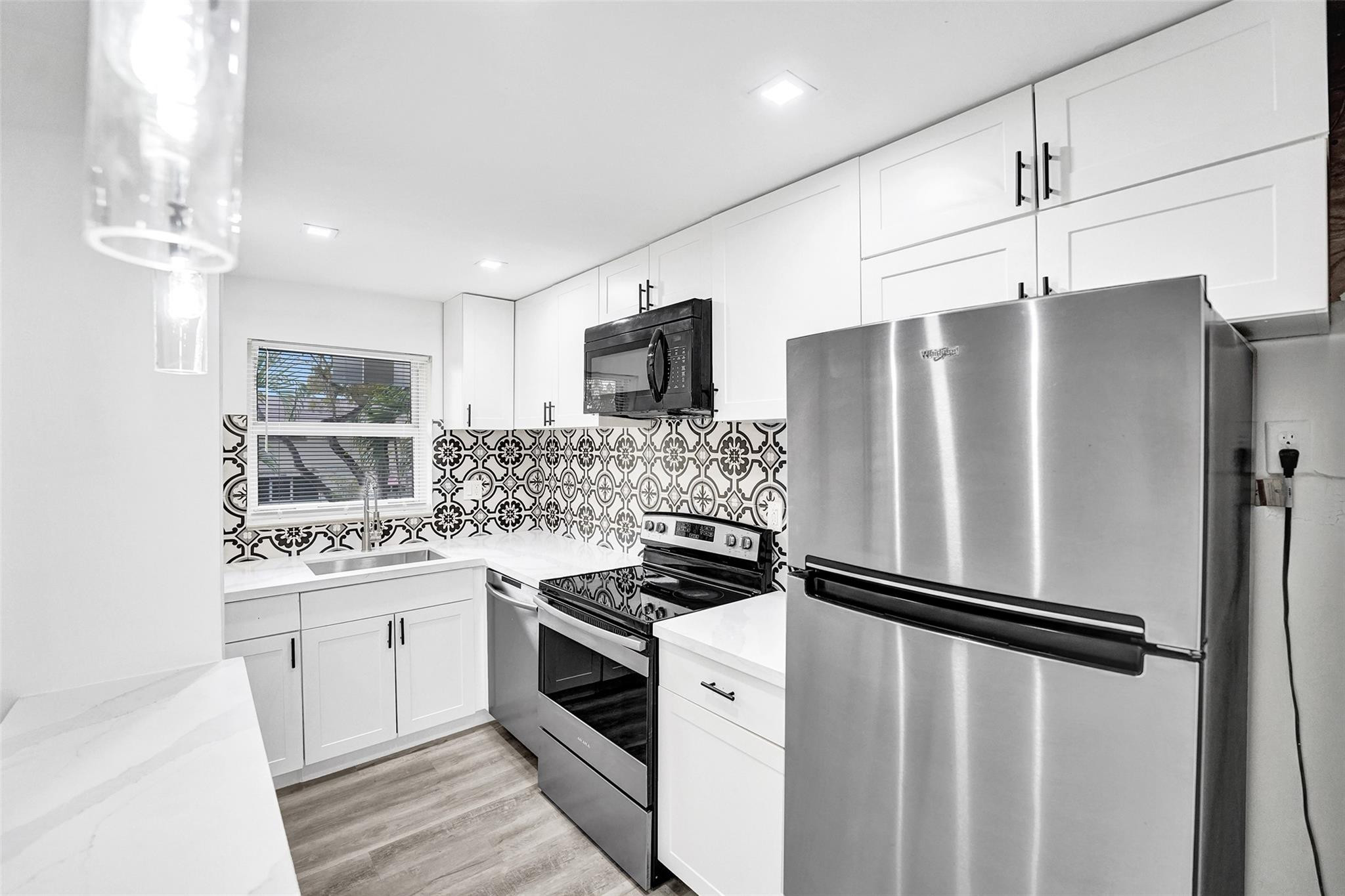 SANTA MONICA CONDOMINIUM - Residential