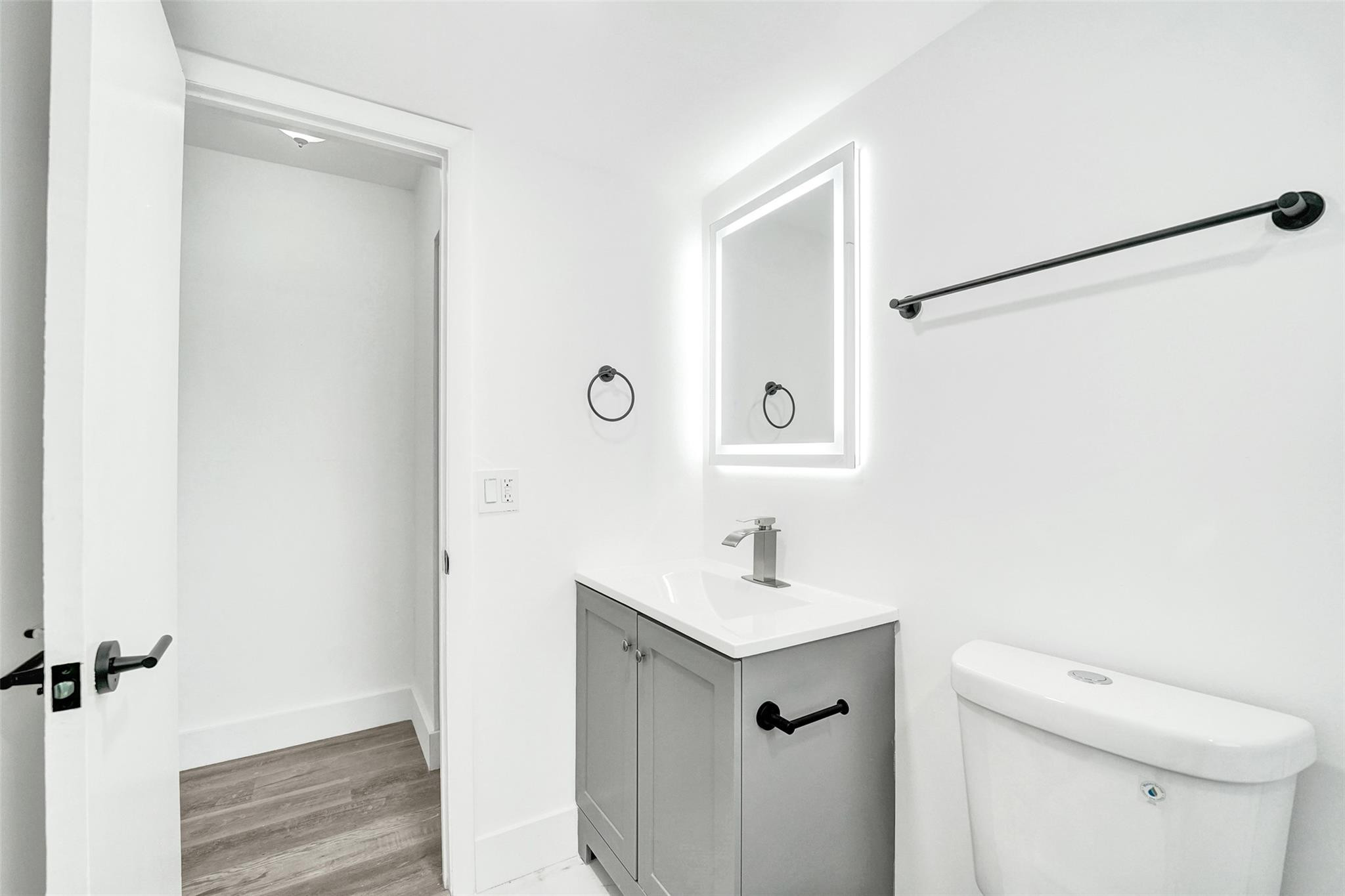 SANTA MONICA CONDOMINIUM - Residential