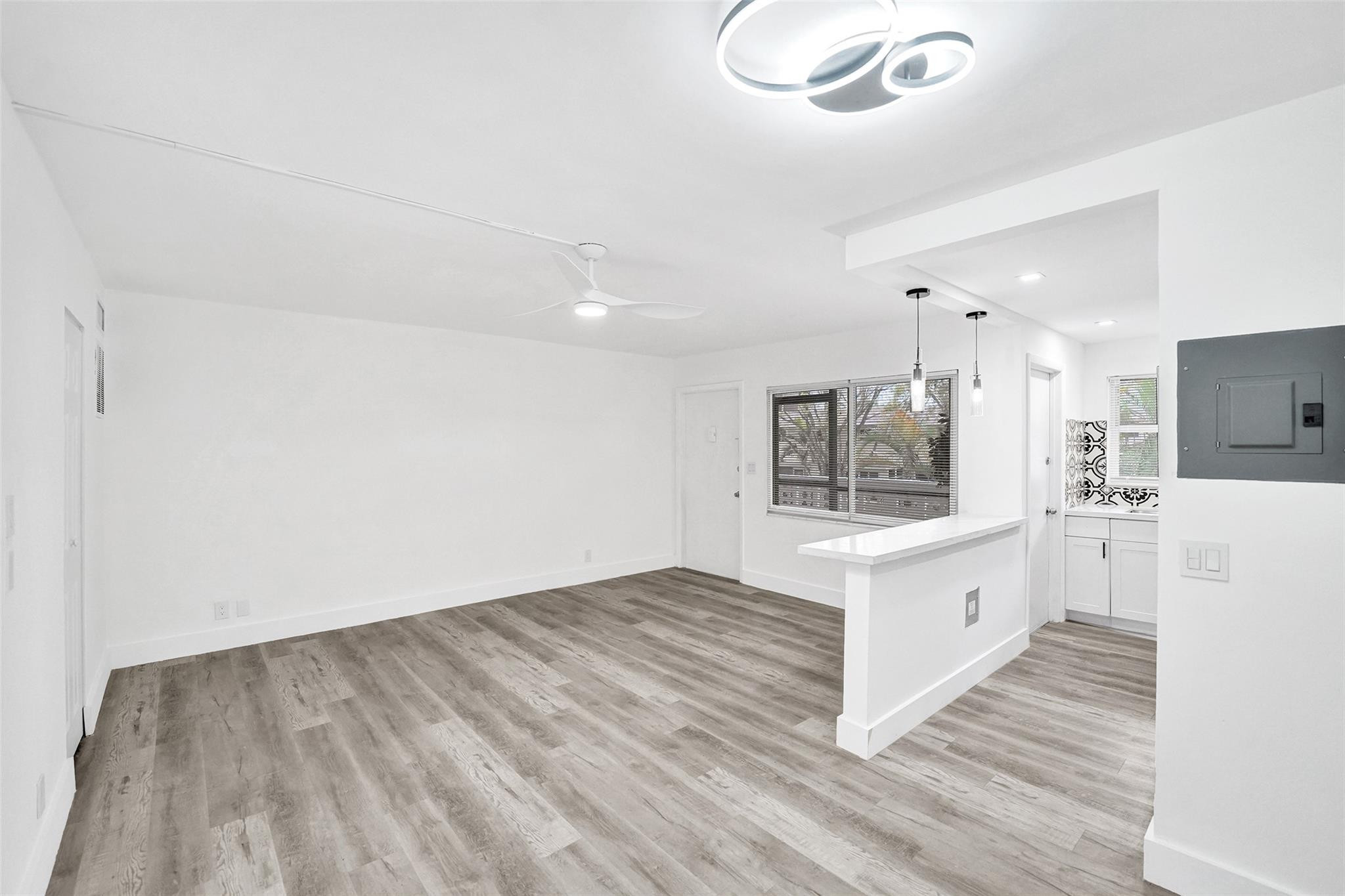 SANTA MONICA CONDOMINIUM - Residential