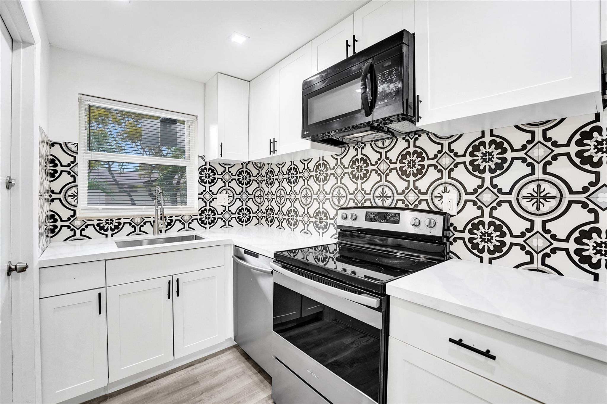 SANTA MONICA CONDOMINIUM - Residential