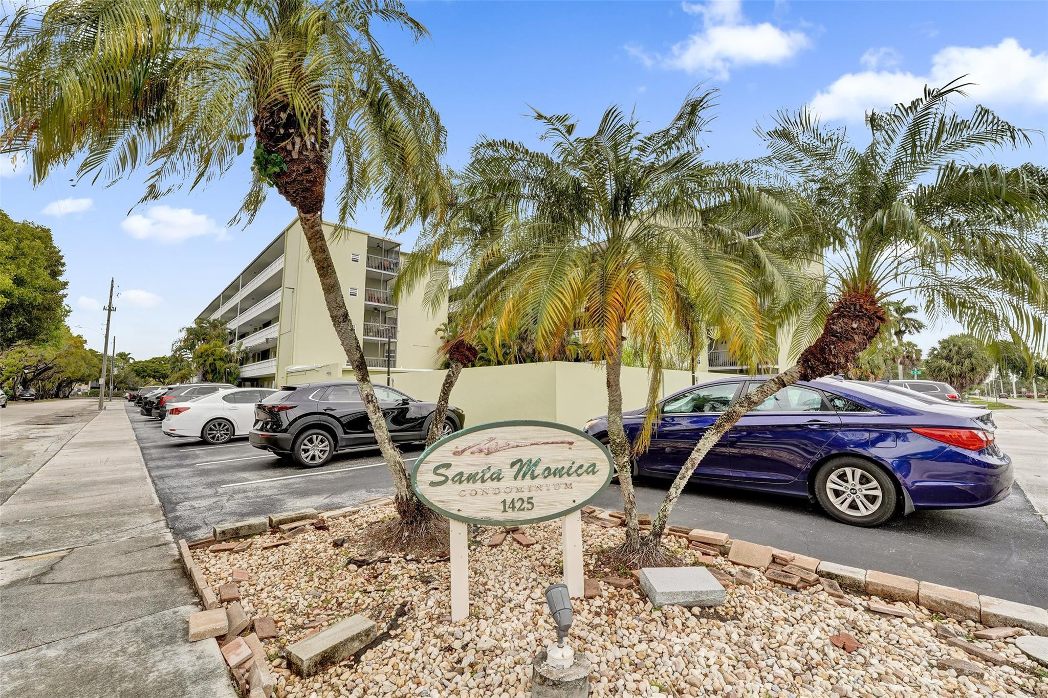 SANTA MONICA CONDOMINIUM - Residential