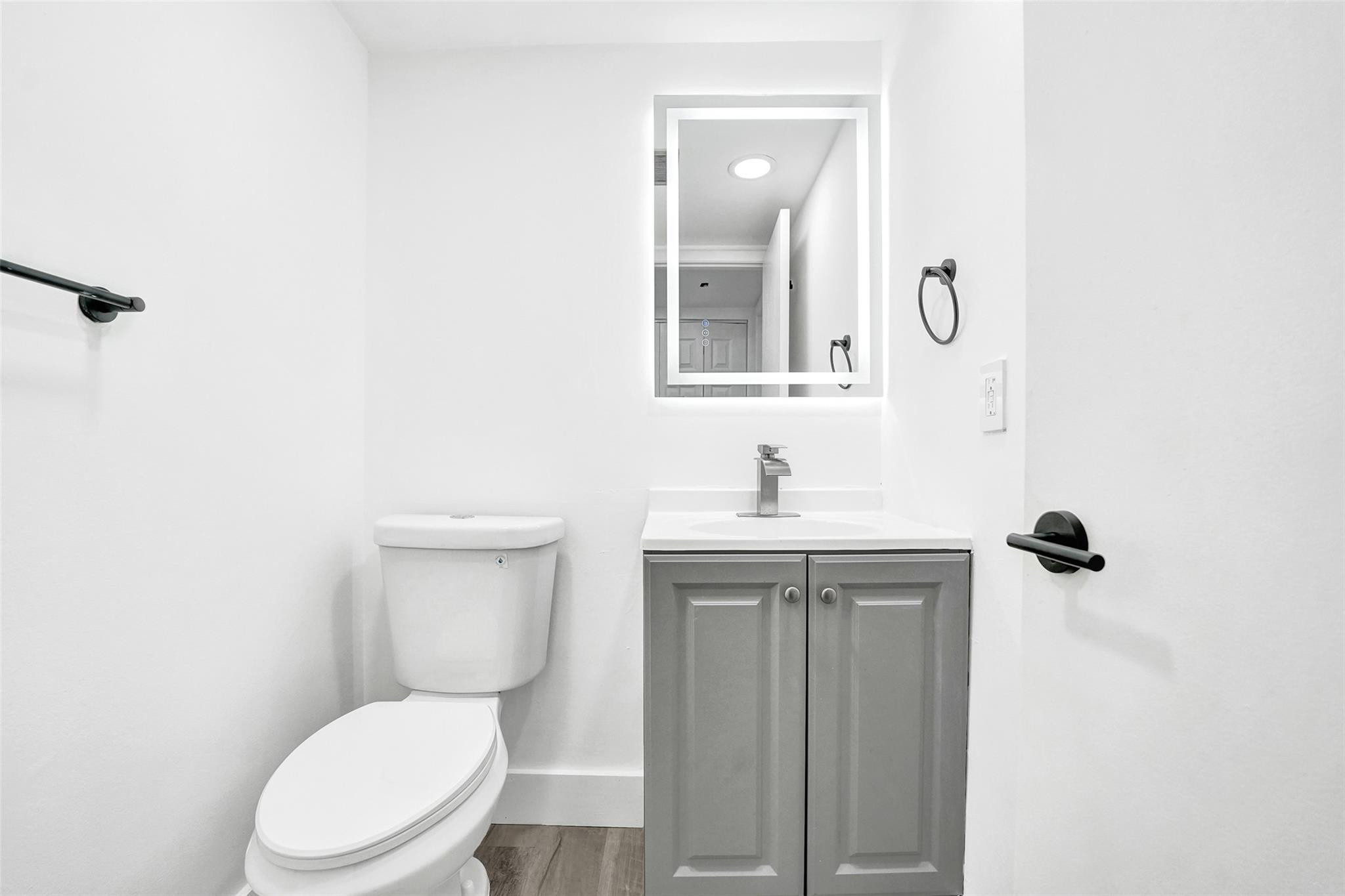 SANTA MONICA CONDOMINIUM - Residential