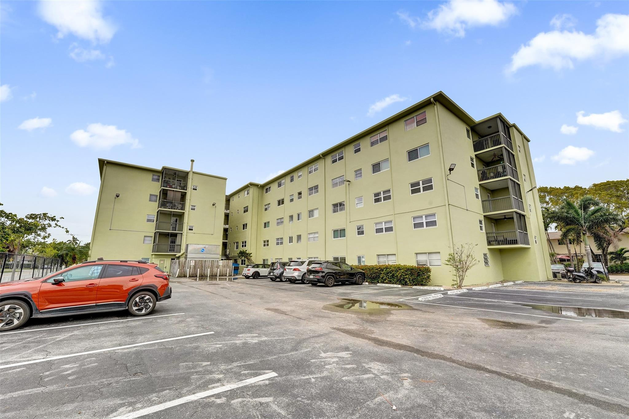 SANTA MONICA CONDOMINIUM - Residential