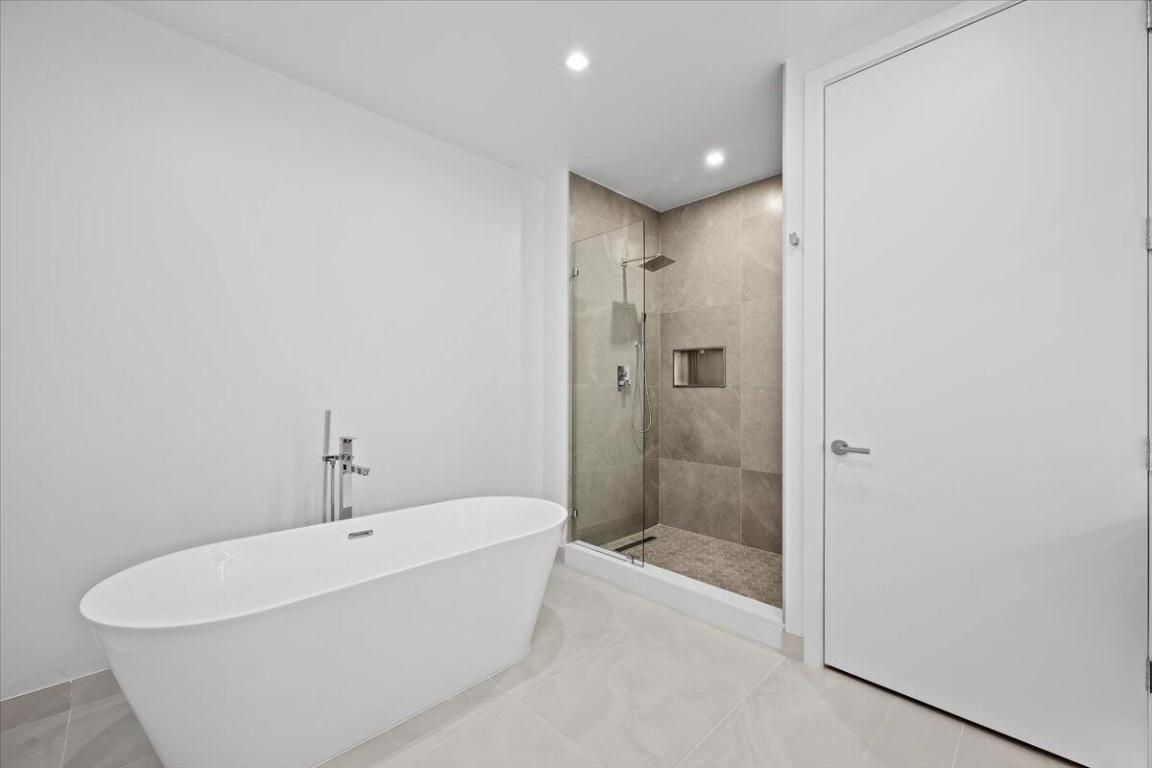 NAUTILUS 220 CONDOMINIUM - Residential Lease