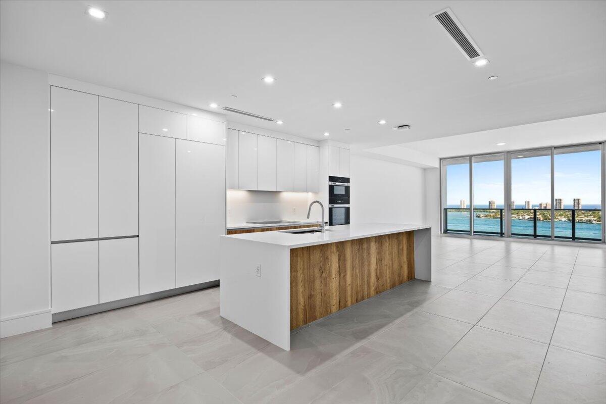 NAUTILUS 220 CONDOMINIUM - Residential Lease