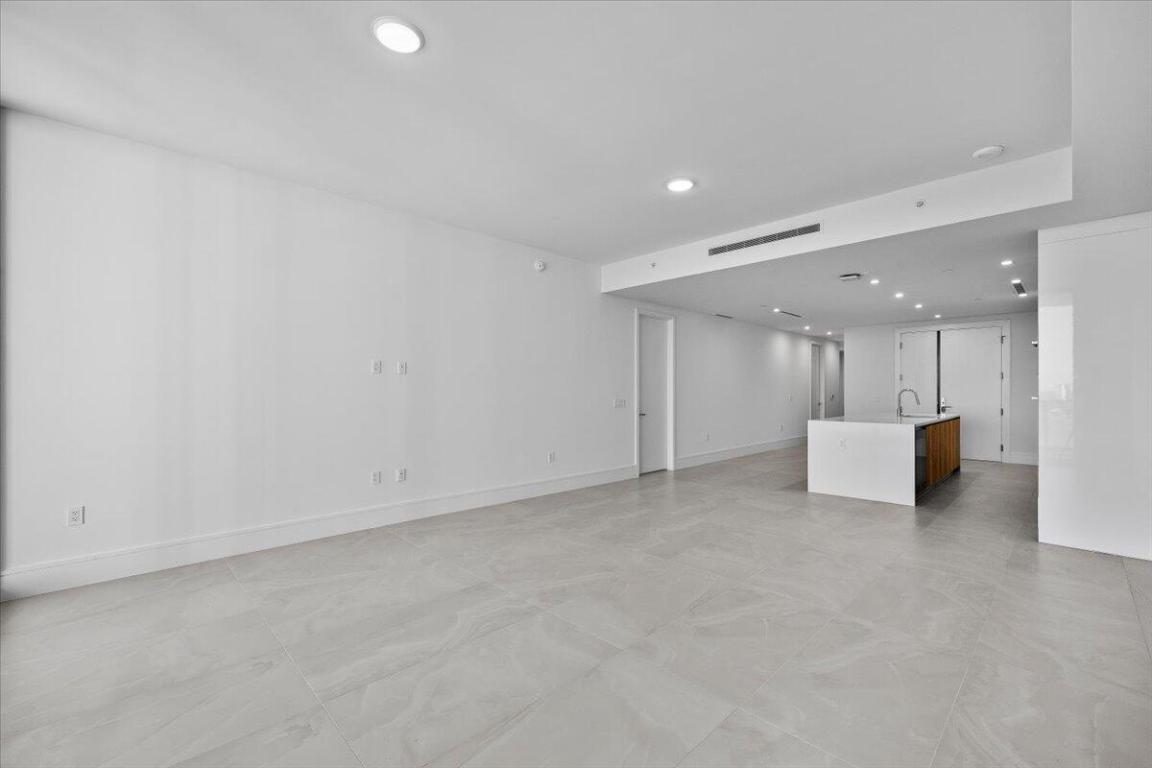 NAUTILUS 220 CONDOMINIUM - Residential Lease