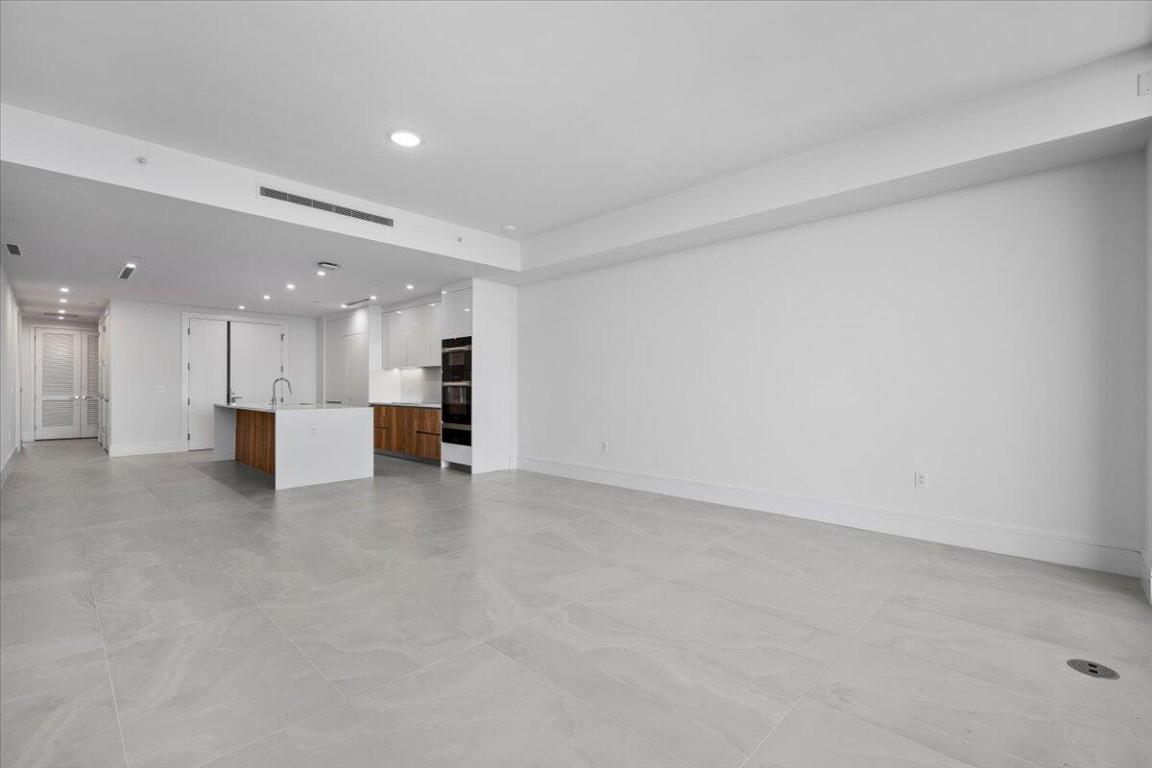 NAUTILUS 220 CONDOMINIUM - Residential Lease