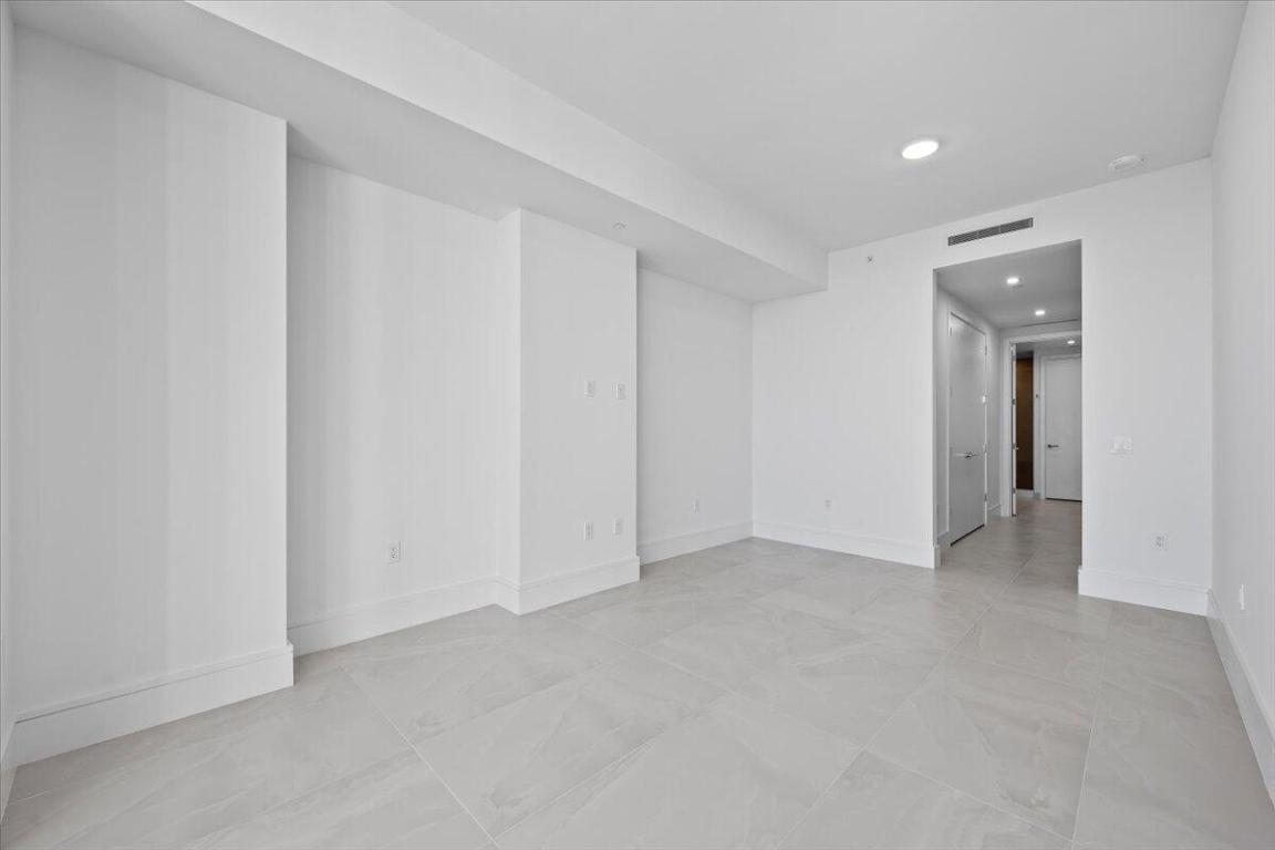 NAUTILUS 220 CONDOMINIUM - Residential Lease