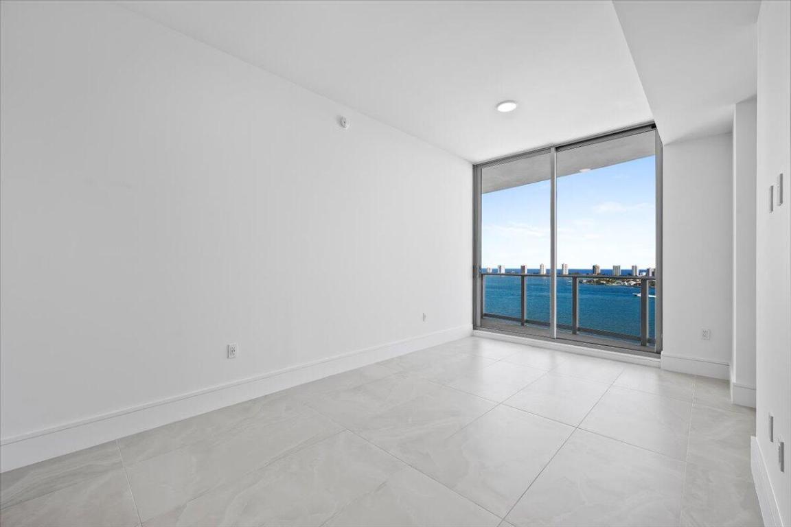 NAUTILUS 220 CONDOMINIUM - Residential Lease