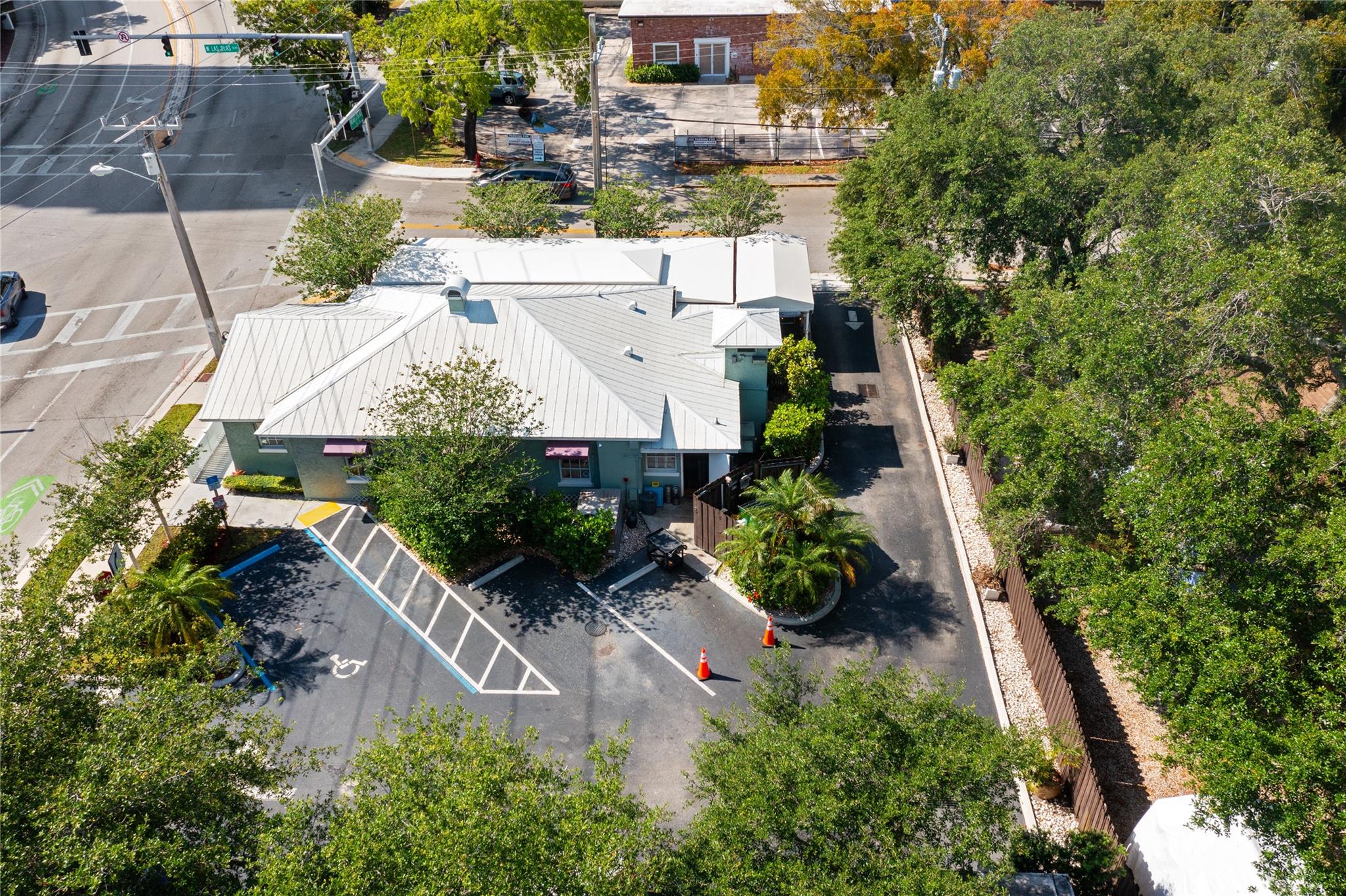 FABULOUS LOCATION. WALKING DISTANCE TO THE BROWARD CENTER OF THE PERFORMING ARTS AND THE WATER WAY AND CLOSE TO HIMMARSHEE VILLAGE.1367 SQ FT FOR THE BUILDINGS. PLEASE DO NOT DISTURB EXISTING TENANTS.