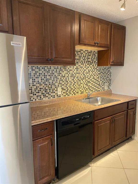 Renovated 2 Bedroom 1 Bathroom condo at Boynton Landings community. Freshly painted, brand new fridge, range, washer and dryer. Great location close to I-95 and shopping.