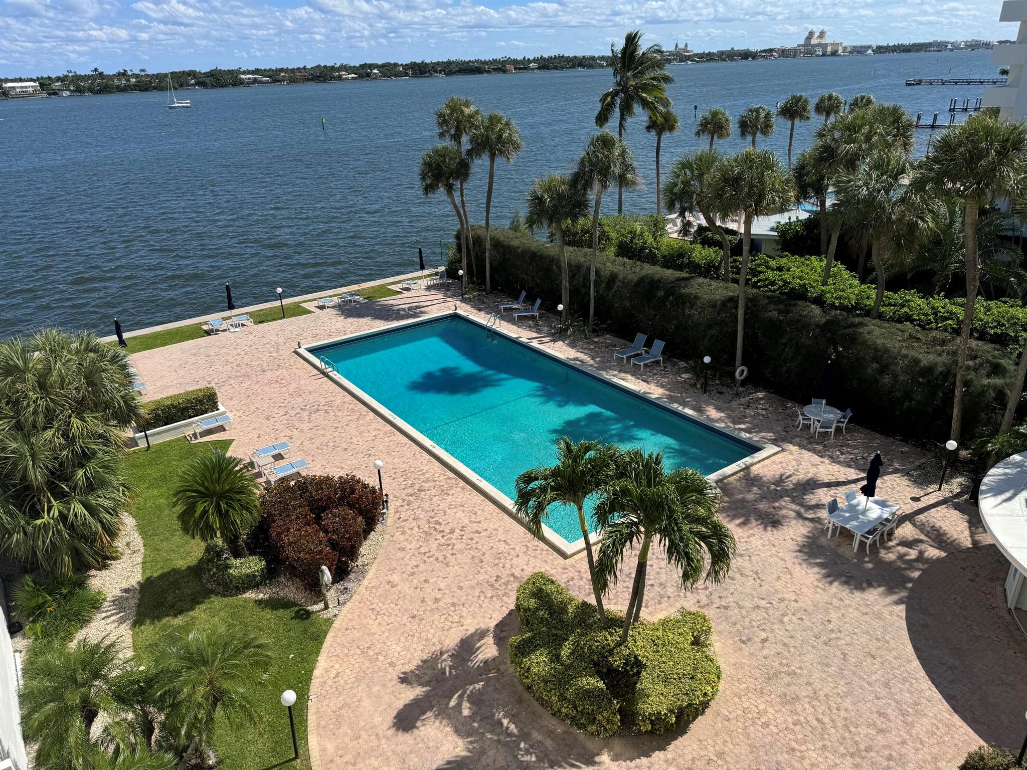 LA FONTANA APTS OF PALM B - Residential Lease