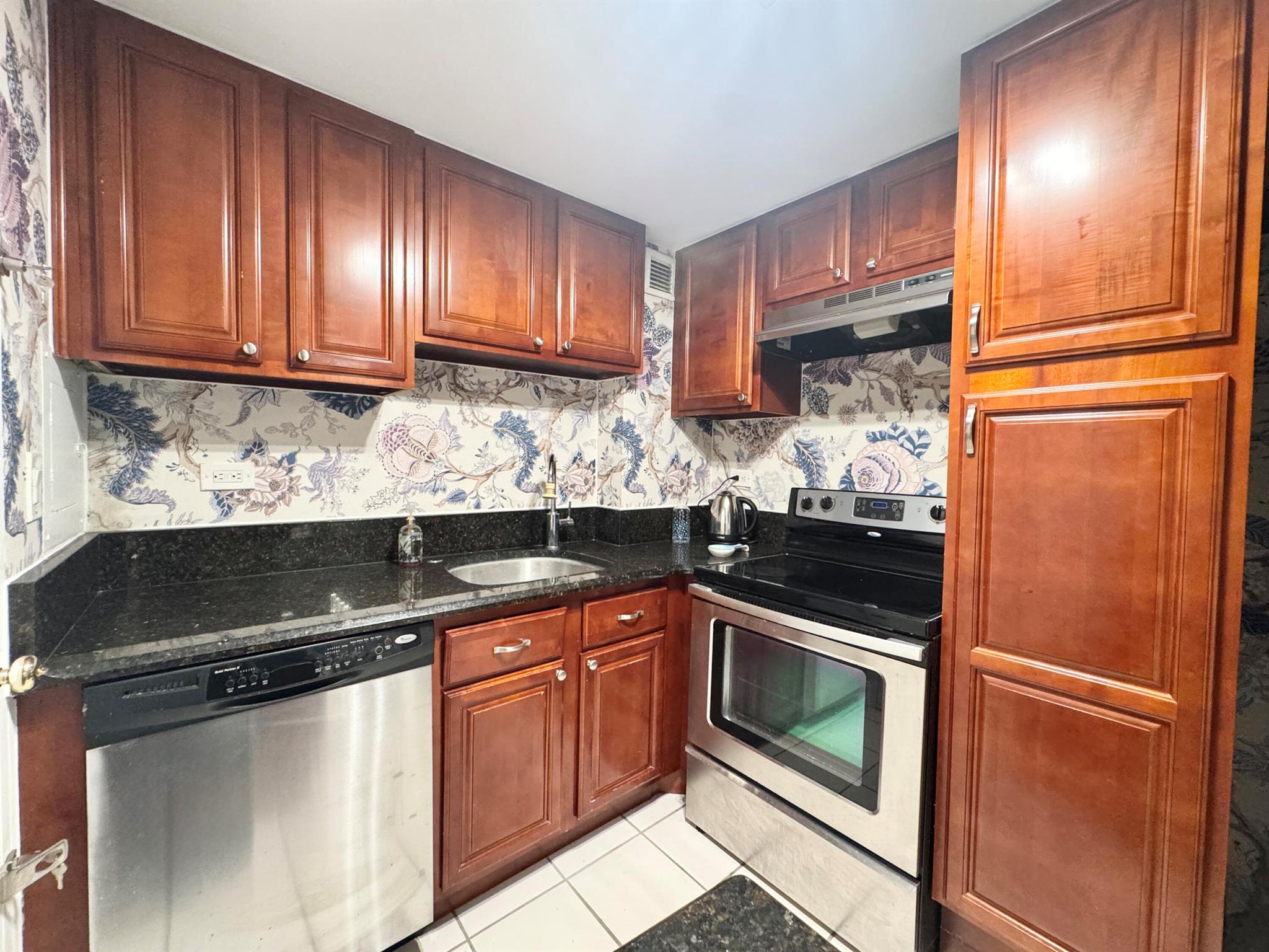 LA FONTANA APTS OF PALM B - Residential Lease