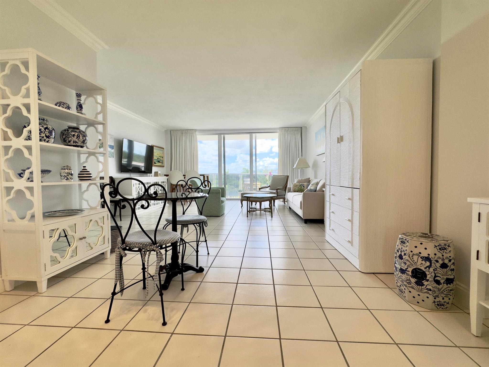 LA FONTANA APTS OF PALM B - Residential Lease