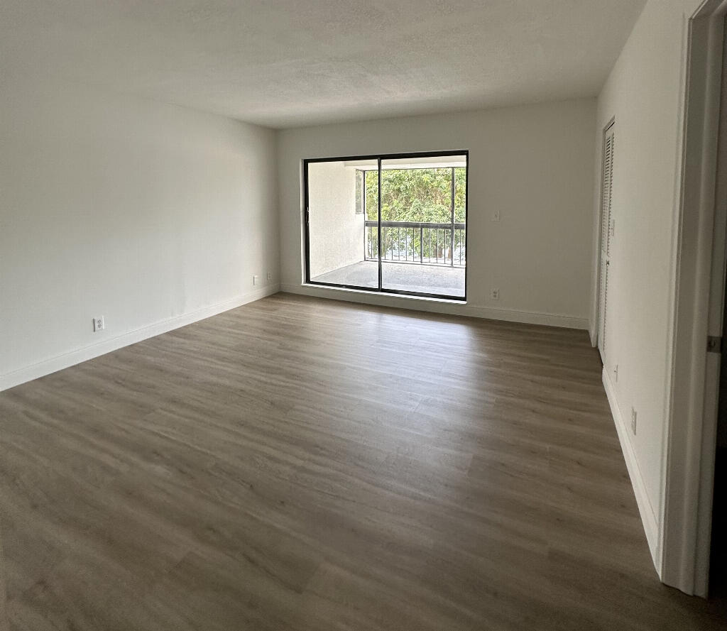 COURTS OF INVERRARY PHASE I - Residential