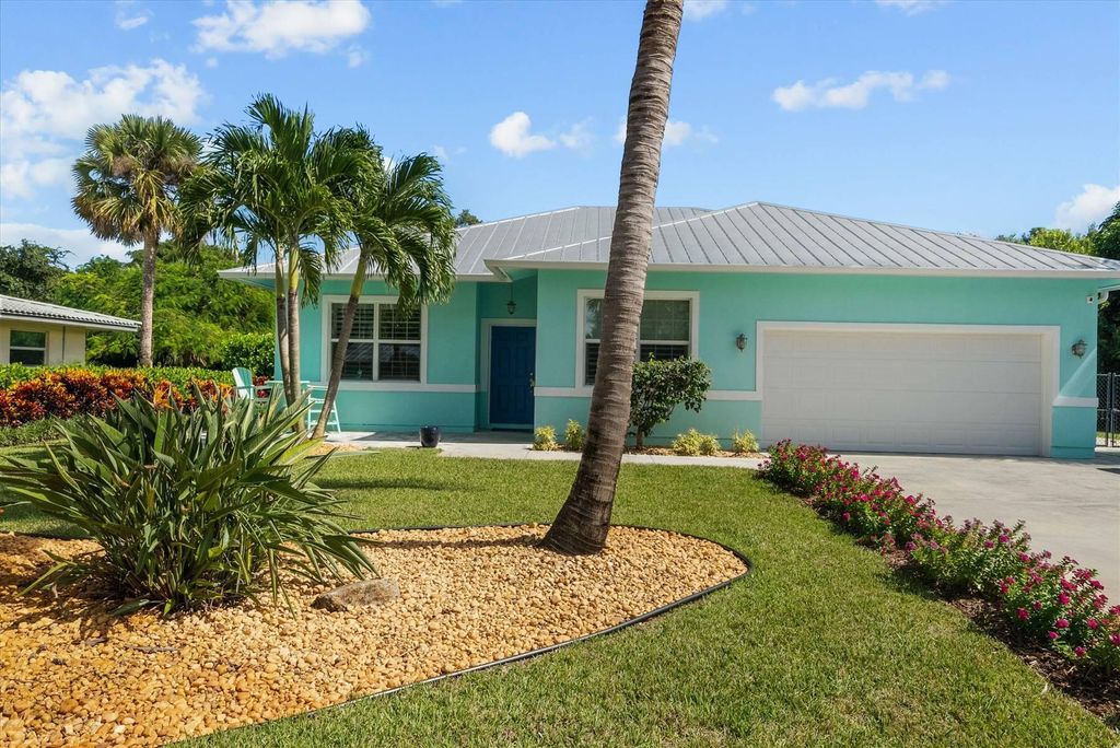 Photo of 201 SE Monterey Avenue, Stuart, FL 34996 (MLS # R10929083)