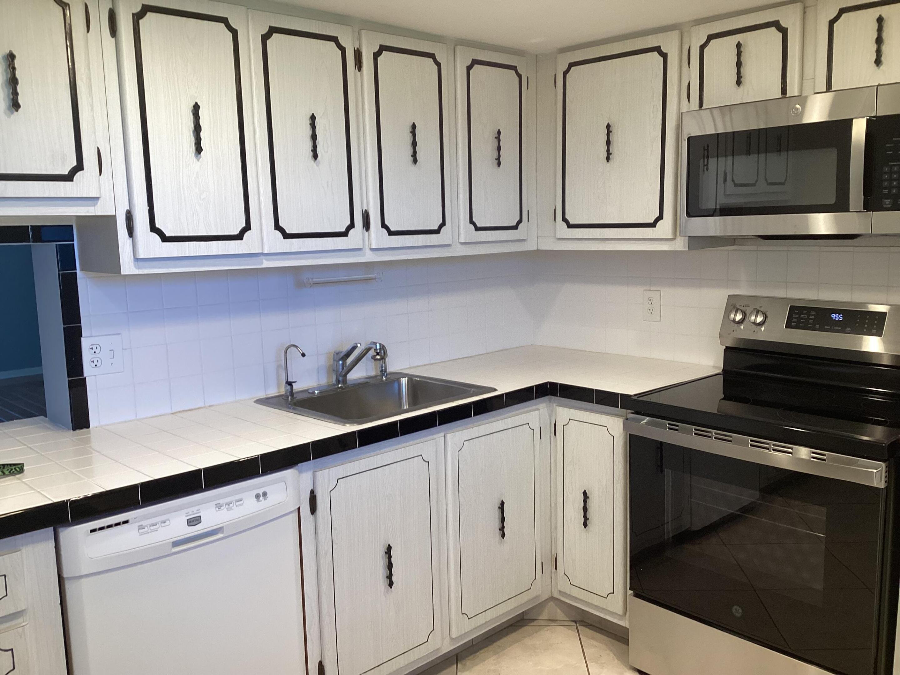 VILLAGE ROYALE ON THE GREEN - Residential Lease