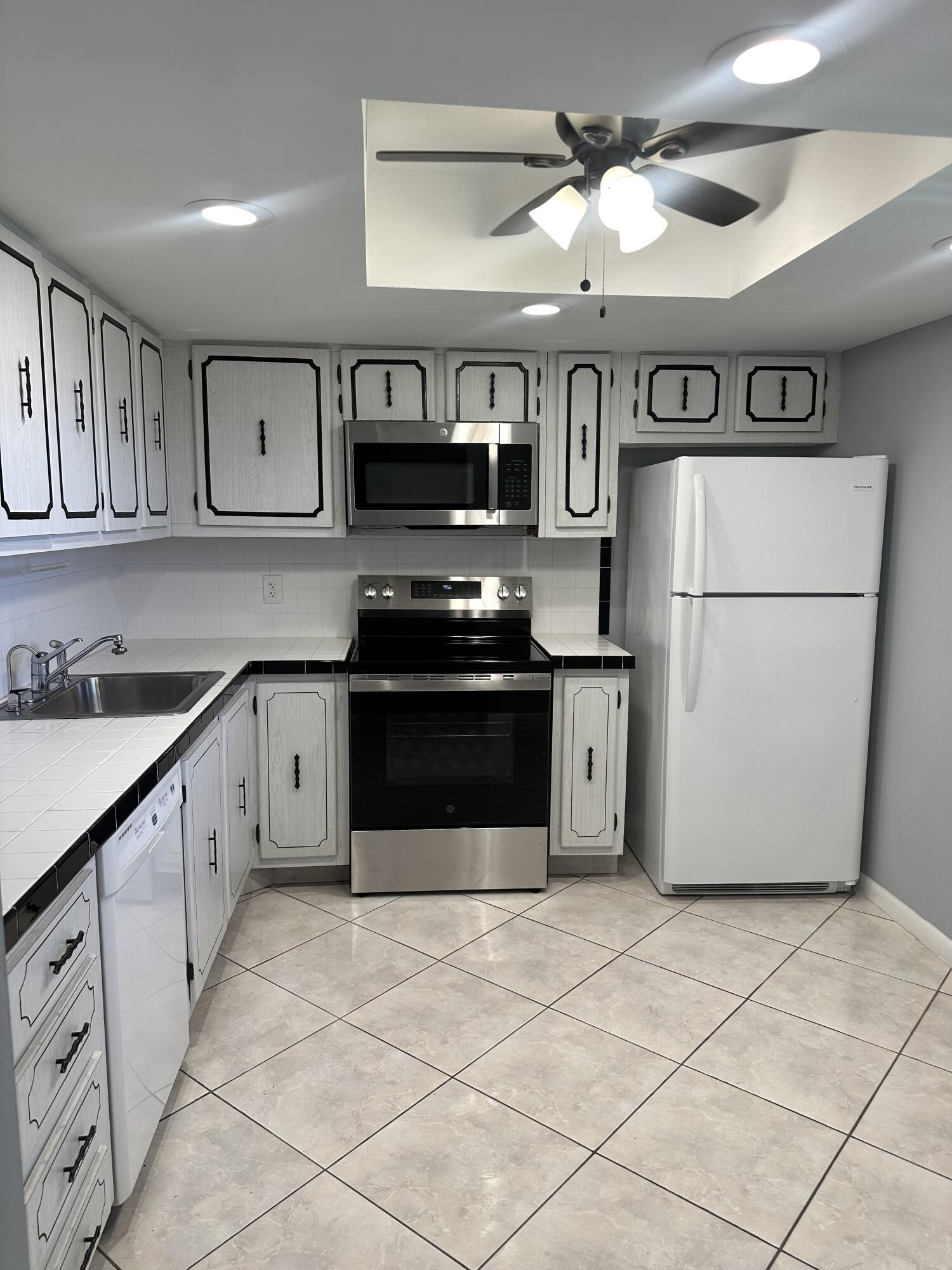 VILLAGE ROYALE ON THE GREEN - Residential Lease