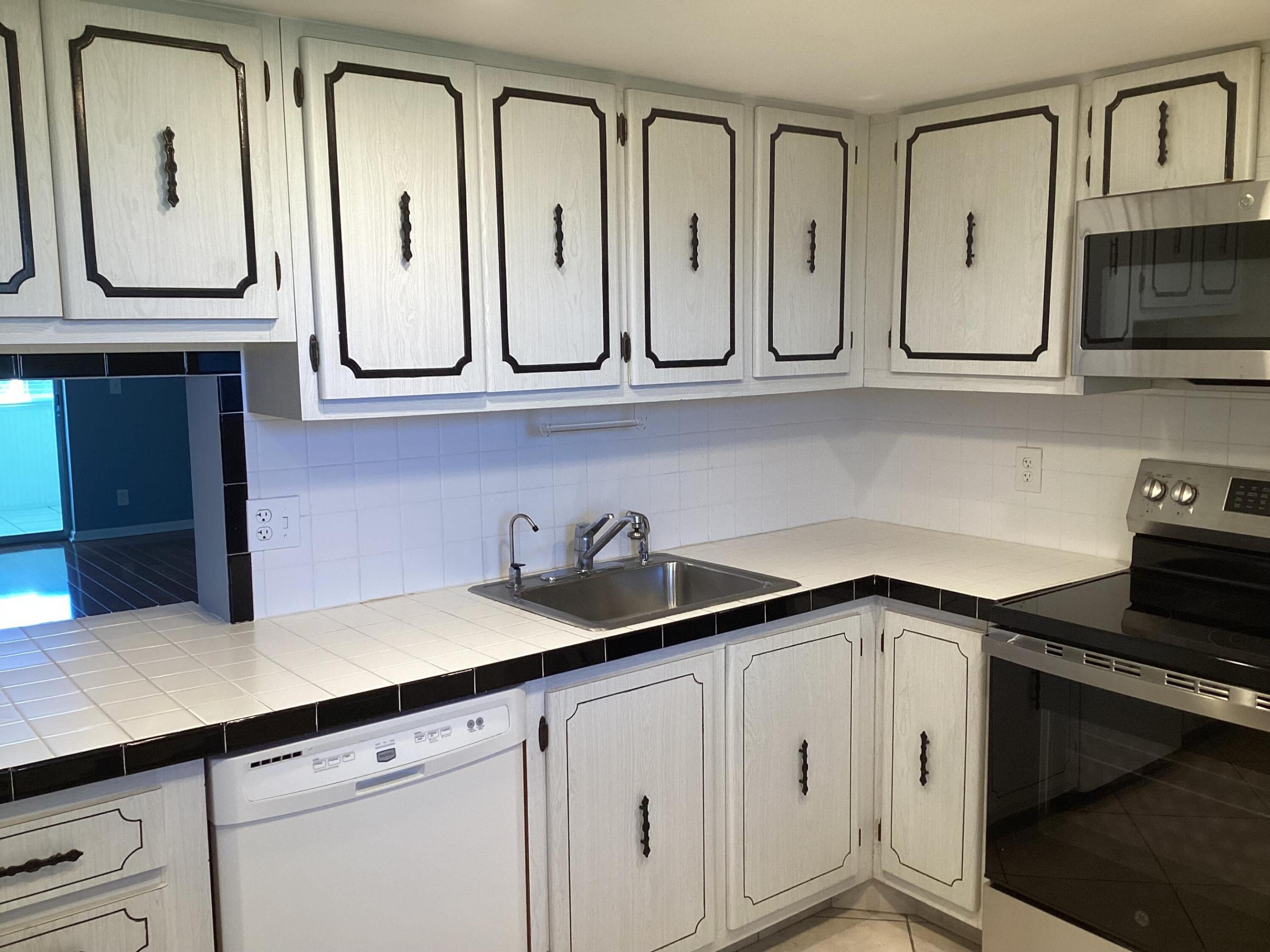 VILLAGE ROYALE ON THE GREEN - Residential Lease