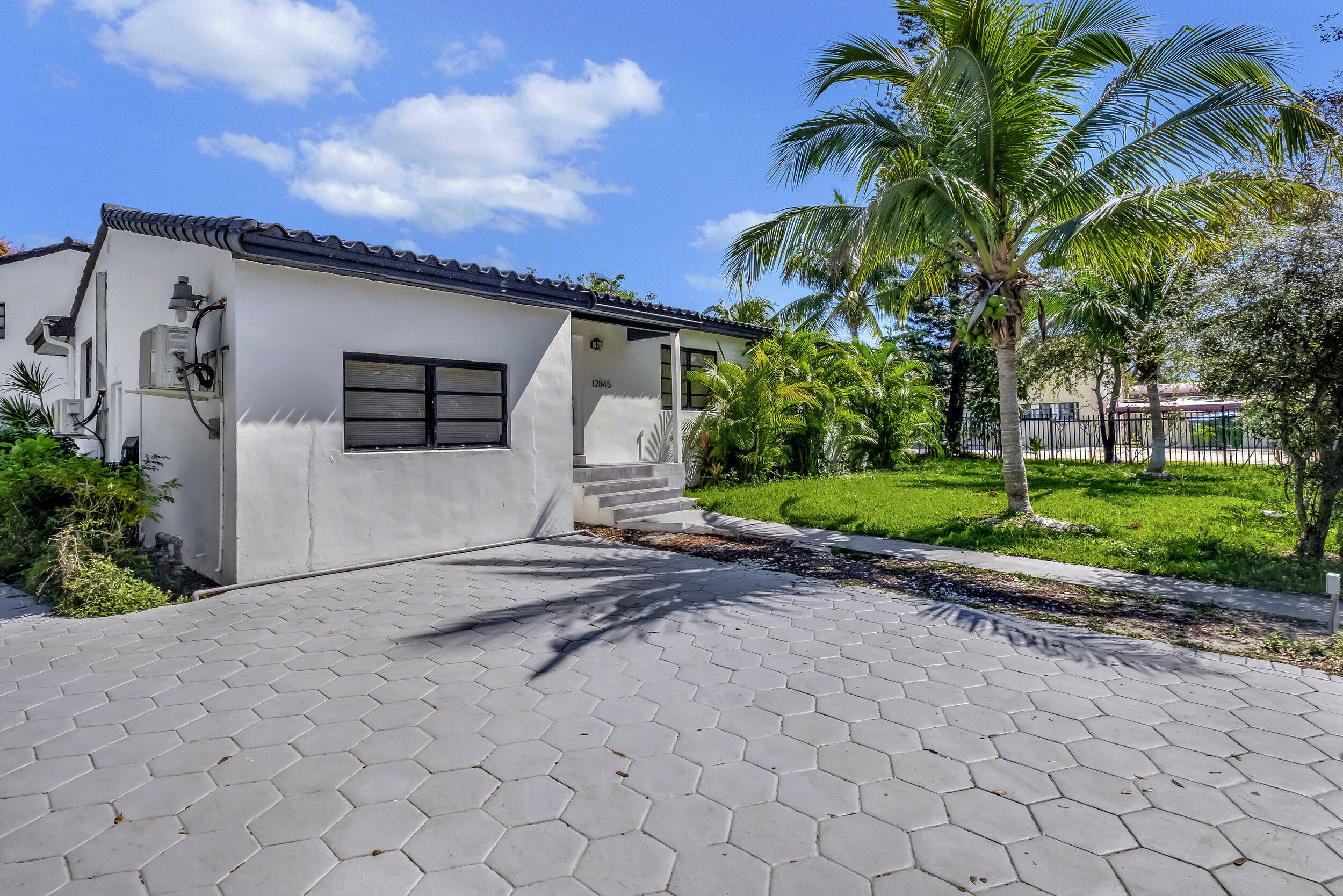 BISCAYNE GARDENS SEC H PART 4 - Residential Lease