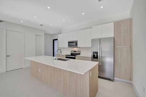 4208 NE 7th Ter 8 Oakland Park FL 33334