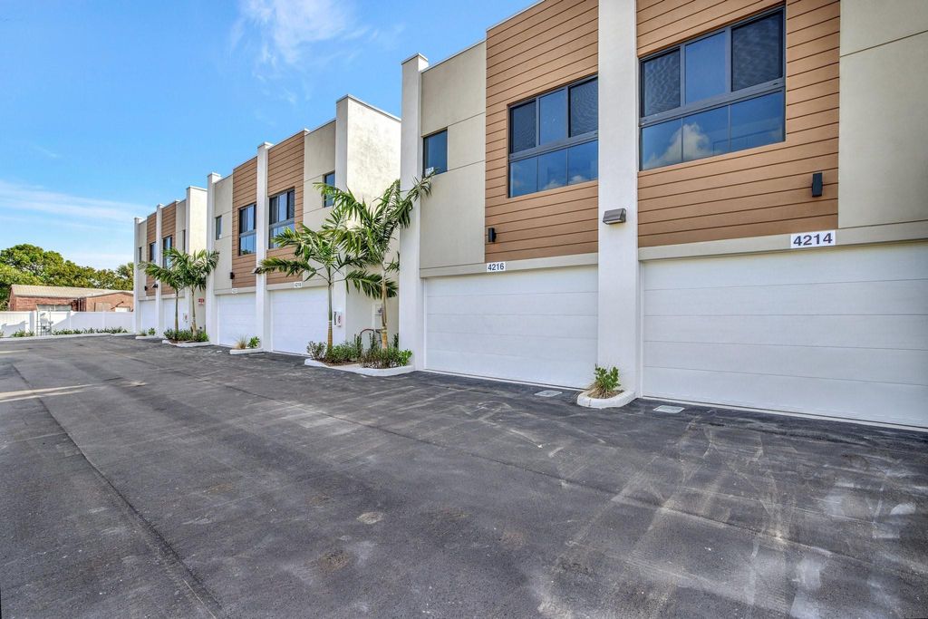 Photo of 4208 NE 7th Ter #8, Oakland Park, FL 33334 (MLS # F10533415)