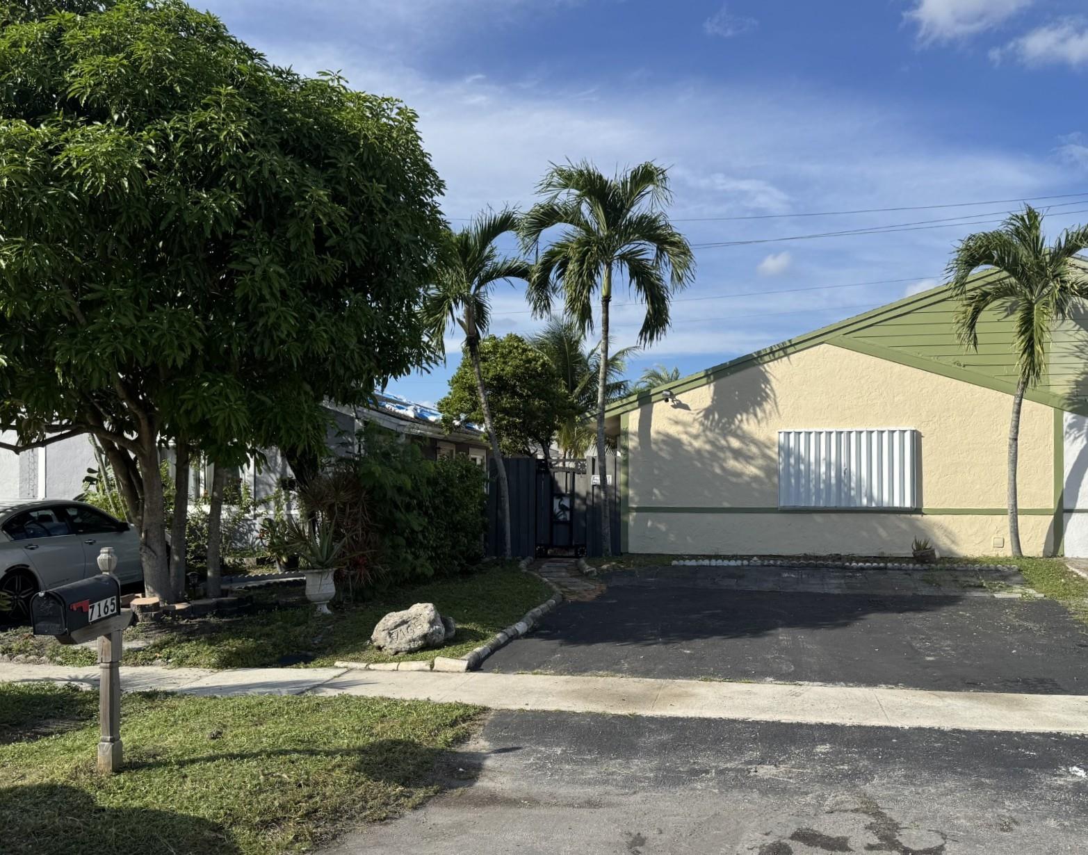SPACIOUS 3 BEDROOMS 2 BATHROOMS 1/2 DUPLEX AVAILABLE IN QUIET COMMUNITY. NEW FLOORS, VAULTED CEILINGS AND RECENTLY PAINTED. NO HOA!