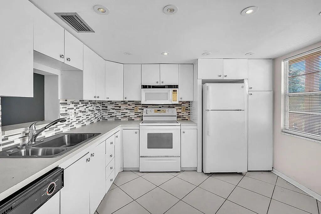 Photo of 2302 Lucaya Ln #D2, Coconut Creek, FL 33067 (MLS # R11158428)