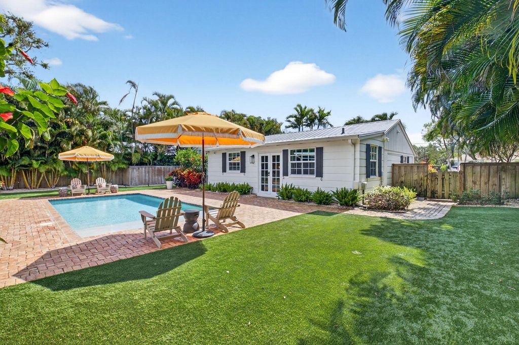 Photo of 23 Dixie Boulevard, Delray Beach, FL 33444 (MLS # B26005710)