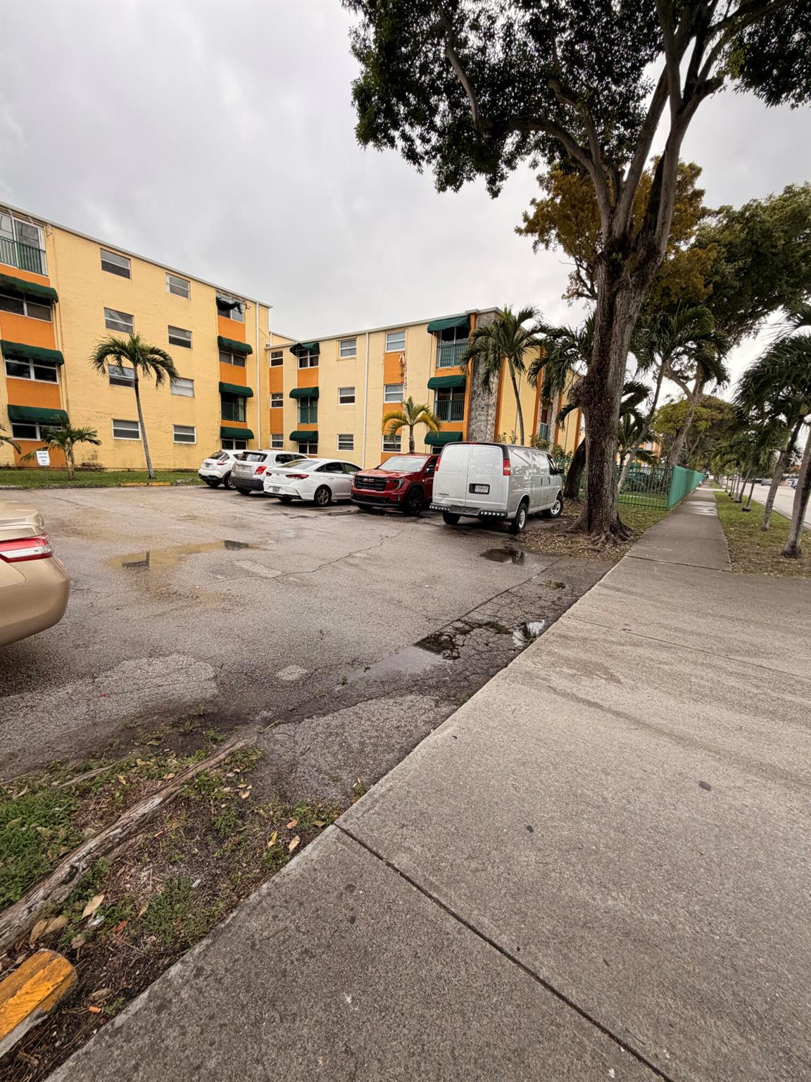 LAS ESTRELLAS CONDO - Residential