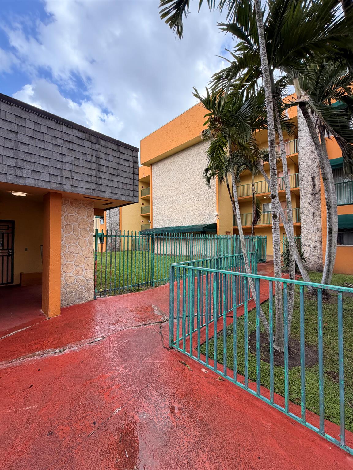 LAS ESTRELLAS CONDO - Residential