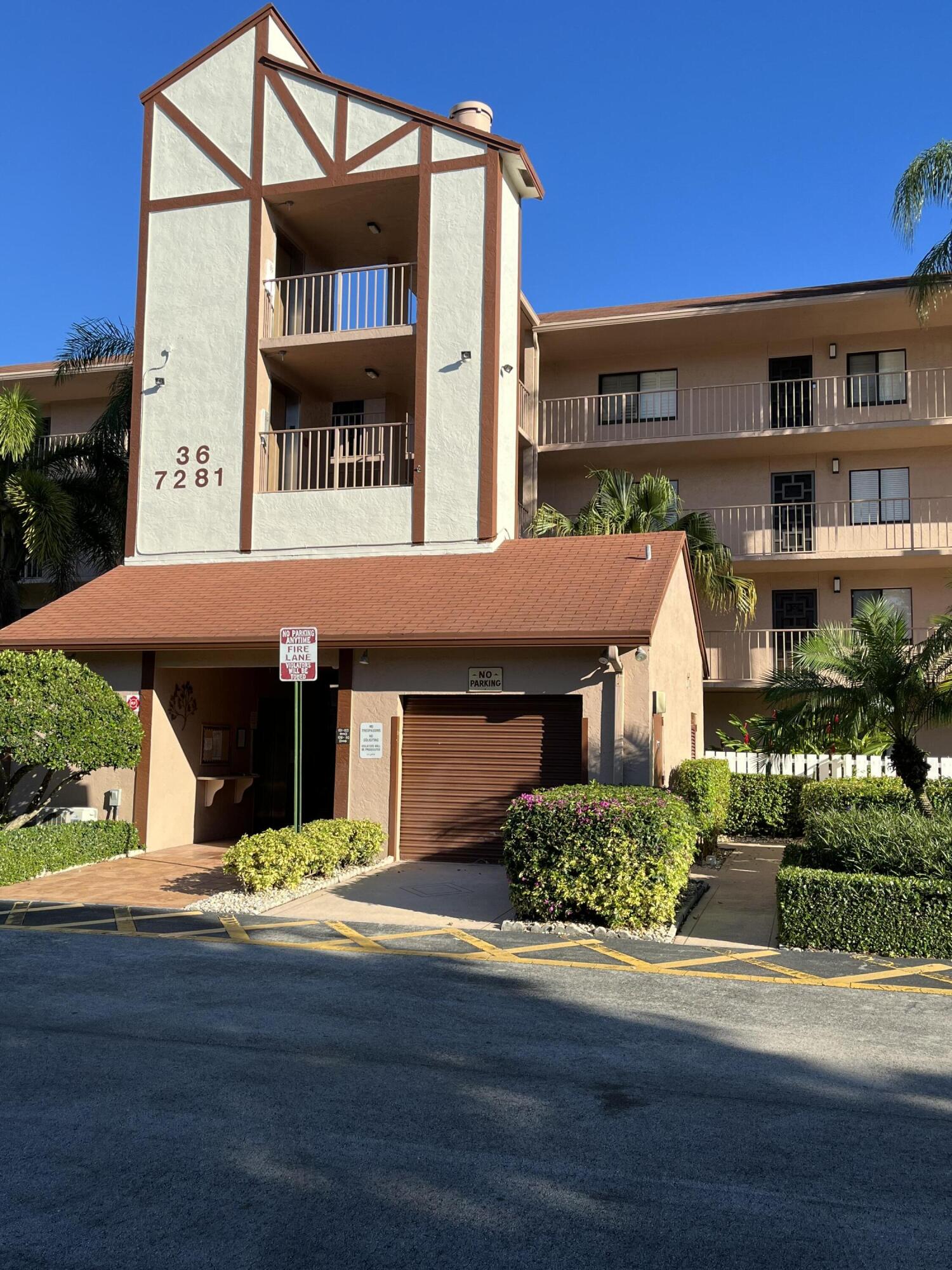 CLEAN CLEAN unit location in bldg #36 of section 4 which is located so close to main clubhouse (walking distance) Greatly priced westchester garden view model for the upcoming 2025-'26 season. Get into Huntington Lakes at a less than market value rental for your tenant.
