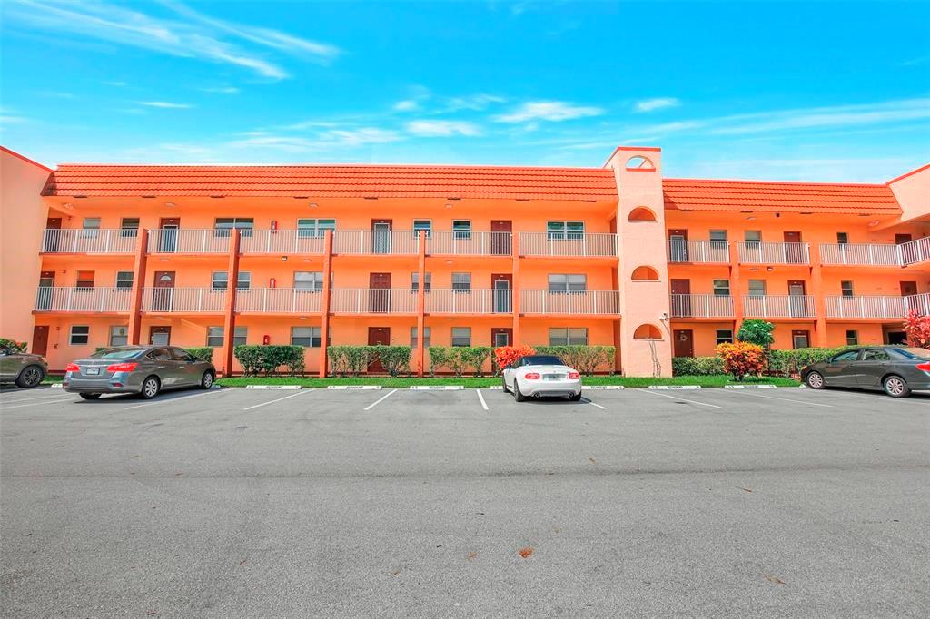 REDUCED FOR FAST SALE. LAKE VIEW!! Remodeled 2/2. CONDO. The kitchen has wood cabinets, stainless steel appliances, bathrooms with granite counters that have been completely remodeled, and showers only. Lake views from everywhere, ceramic floors.
Sunrise Lakes Phase 3, is a 55+ active senior community offering a modern lifestyle filled with fun and convenience. Enjoy all the wonderful amenities, including a pool, clubhouse, golf course, tennis courts, exercise room, digital cinema, performing arts theater, billiard room, library, sauna, and outdoor grill. Stay connected with WiFi and cable included. Ideally located near shopping, parks, beaches, cruise ports, and the airport, this vibrant community ensures endless excitement and comfort at your doorstep.