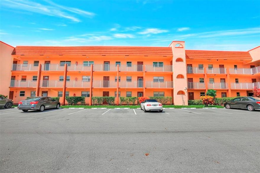 REDUCED FOR FAST SALE. LAKE VIEW!! Remodeled 2/2. CONDO. The kitchen has wood cabinets, stainless steel appliances, bathrooms with granite counters that have been completely remodeled, and showers only. Lake views from everywhere, ceramic floors.
Sunrise Lakes Phase 3, is a 55+ active senior community offering a modern lifestyle filled with fun and convenience. Enjoy all the wonderful amenities, including a pool, clubhouse, golf course, tennis courts, exercise room, digital cinema, performing arts theater, billiard room, library, sauna, and outdoor grill. Stay connected with WiFi and cable included. Ideally located near shopping, parks, beaches, cruise ports, and the airport, this vibrant community ensures endless excitement and comfort at your doorstep.