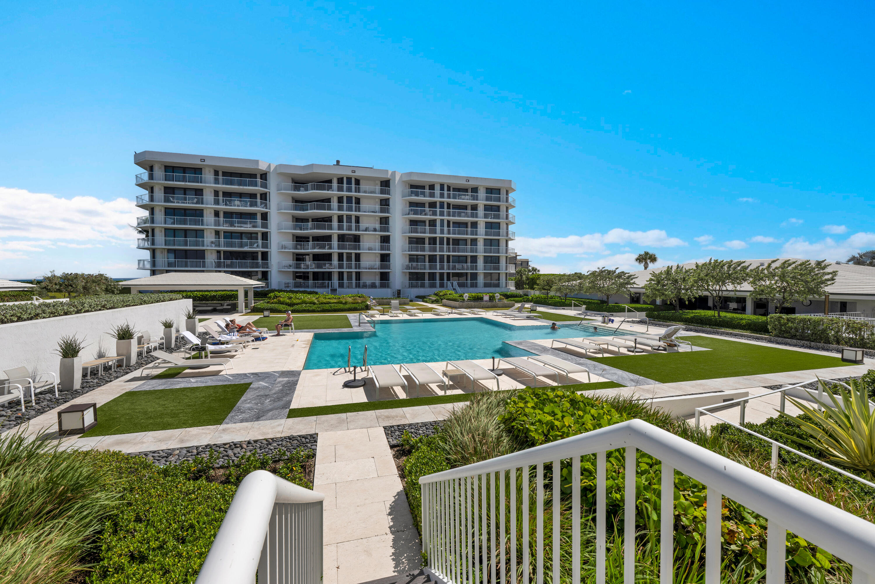 ENCLAVE OF PALM BEACH COND DECL FILED 2-12-85 IN - Residential