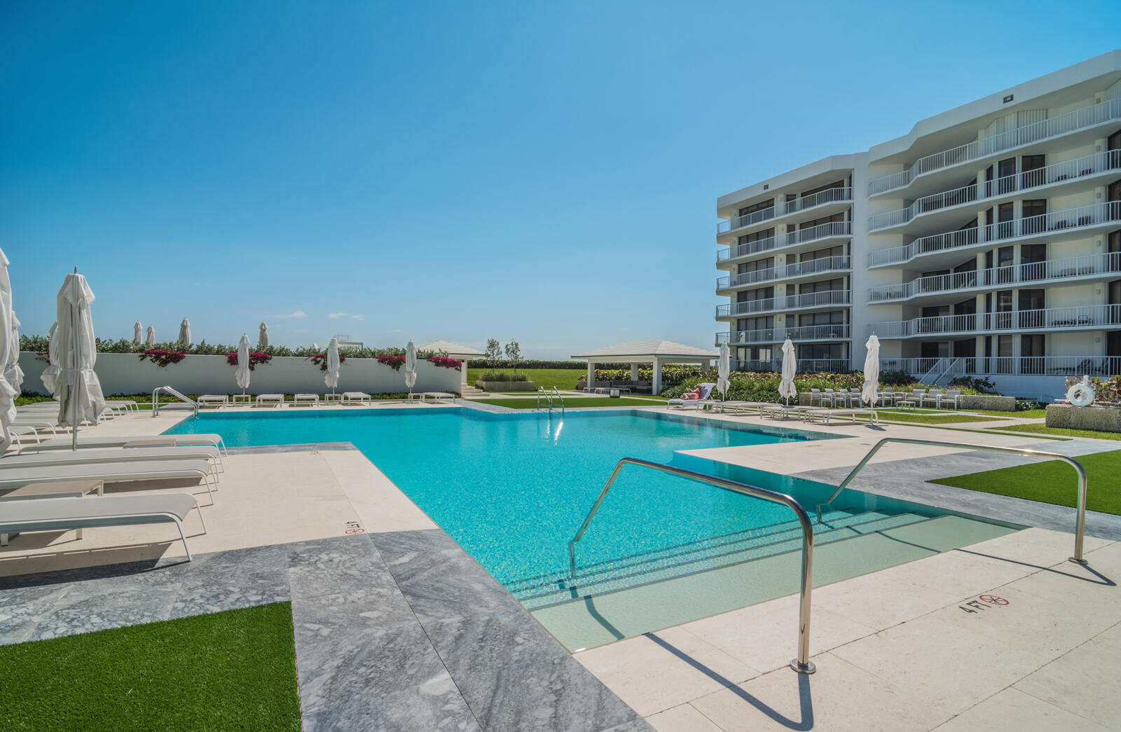 ENCLAVE OF PALM BEACH COND DECL FILED 2-12-85 IN - Residential