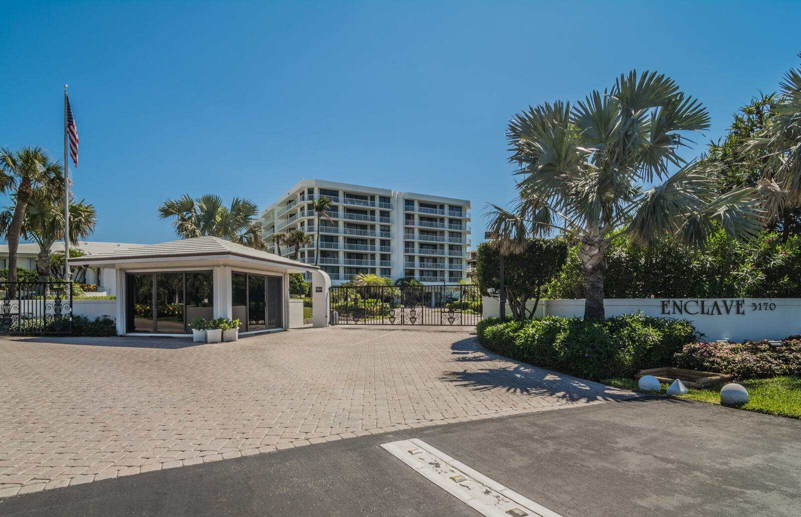 ENCLAVE OF PALM BEACH COND DECL FILED 2-12-85 IN - Residential