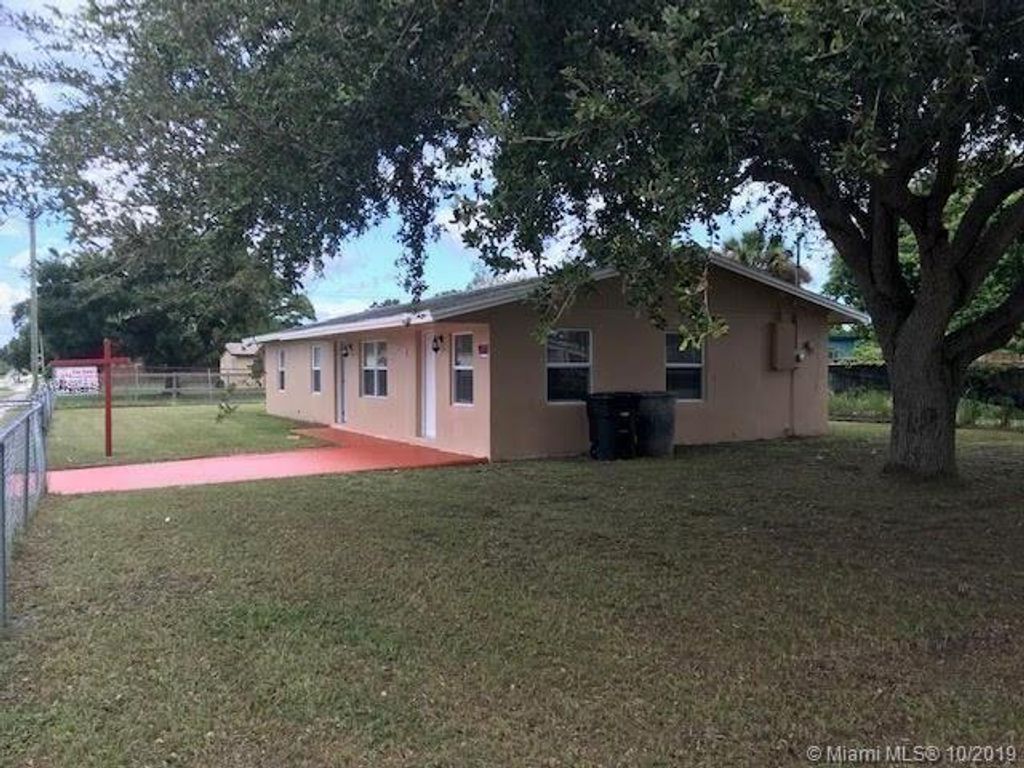 Photo of 2518 Avenue L Avenue, Fort Pierce, FL 34950 (MLS # R10785540)