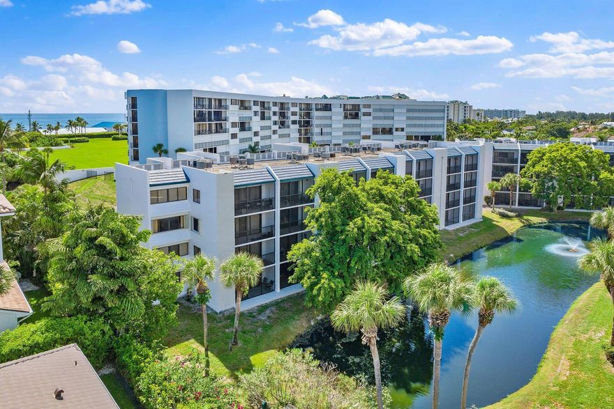 Relax and experience a life style that has made the Jupiter one of the most popular vacation spots in the world. Baby steps to the Jupiter Beach in 33477! This is a walk to the beach great location condo on the lake is a fantastic product! Available April 2 to Nov 30 at list price