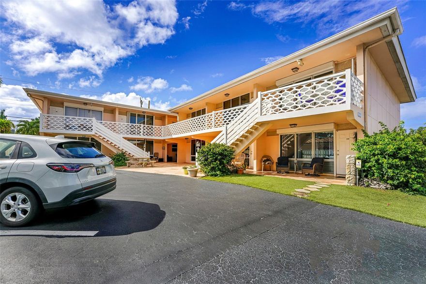 GET OUT OF THE SNOW! Seasonal Rental, located in a boutique building with 12-units – 2 blocks from the beach, walk/bike to downtown LBTS - Aruba Beach Café, Village Pump and many more restaurants and shops. Near the Sea Ranch Shopping Plaza, Publix, CVS, First Watch. Fully furnished. All utilities included. On site laundry. Minimum 4 months.