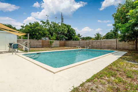 Single Family Residence in Lake Worth FL 3900 Seacrest Boulevard Blvd 13.jpg